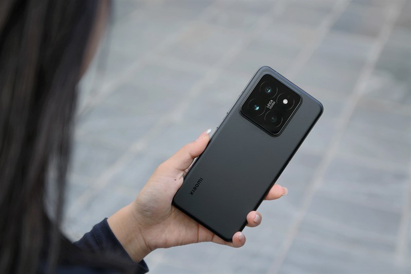 Trải nghiệm cầm nắm của Xiaomi 14 Pro dễ chịu và chắc chắn hơn so với Xiaomi 13 Pro